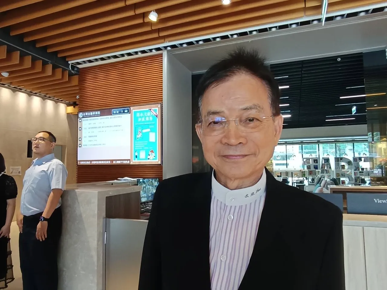 立法院财政委员会今考察财团法人台湾金融研训院业务概况,立委赖士葆于考察后受访。许丽珍摄