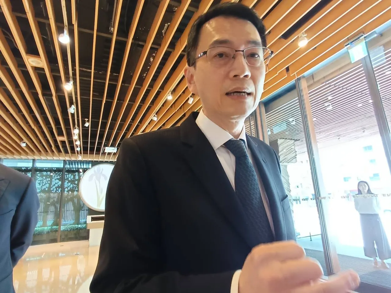 立法院财政委员会今考察财团法人台湾金融研训院业务概况。金管会银行局长童政彰于考察后受访。许丽珍摄