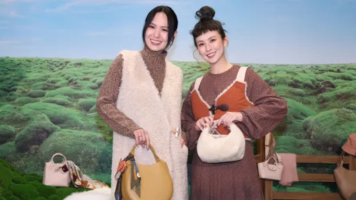 魏如昀拎Longchamp「绵羊包」超萌 与孙盛希用农村风比美