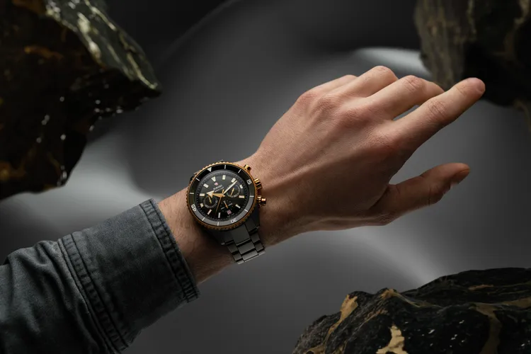 Captain Cook庫克船長高科技陶瓷計時腕錶。品牌提供