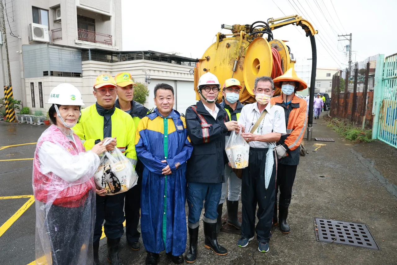 陈其迈准备饮品致赠清洁队员,感谢大家台风期间坚守岗位。翻摄画面