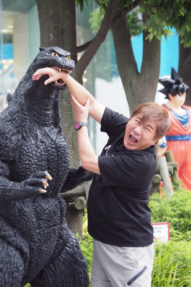 胡瓜搞笑，故作被哥吉拉咬。《下面一位》提供