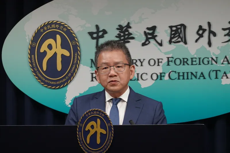 外交部日前記者會,亞西及非洲司司長顏嘉良表示,對於南非政府粗暴行徑,外交部正與相關部會研議反制措施,包括限制晶片輸往南非。 中央社
