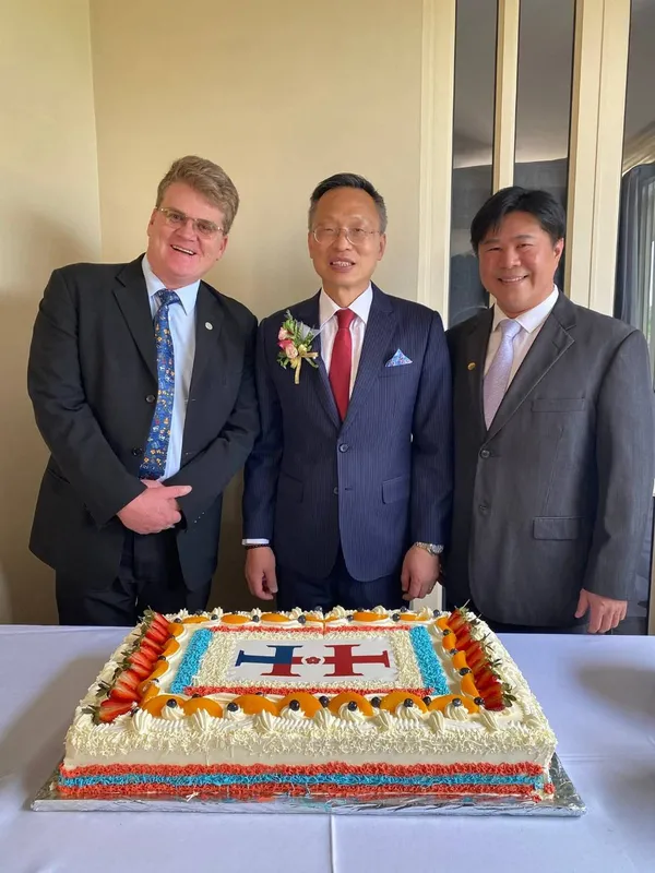 南非台裔議員李崇維針對7月21日南非政府以政府公報對台灣駐當地兩駐館「降級更名」一事，建議提高南非貴金屬進口關稅，做為反制。圖為李崇維（右）與台灣駐南非代表廖文哲（中）攝於去年10月當地舉辦的中華民國國慶酒會。（李崇維提供） 中央社