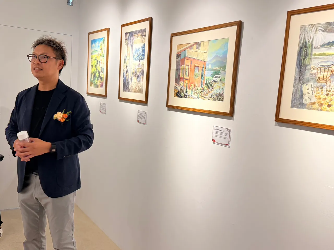 橄欖樹廣告行銷總經理鄭明翼介紹二樓廊道的藝文展示區。陳揚盛攝
