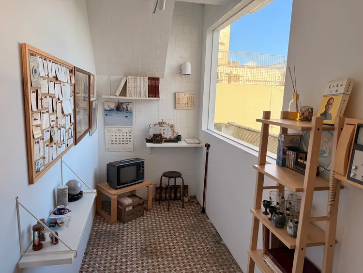 原屋主留下的書籍、名片成了小型歷史展示區。陳揚盛攝