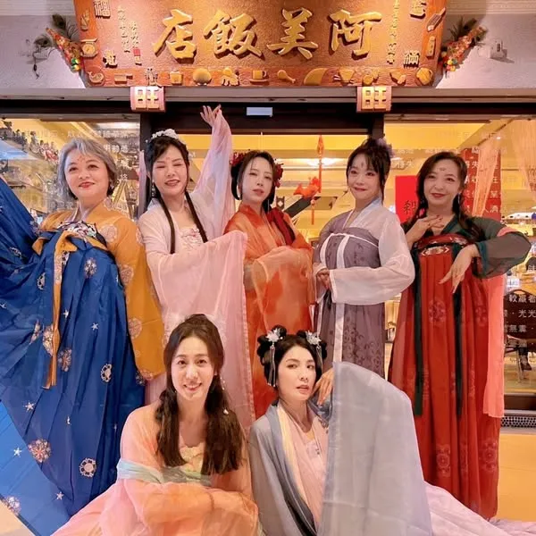 《日日好食光》七仙女约好扮仙女装参加杀青宴。大爱提供