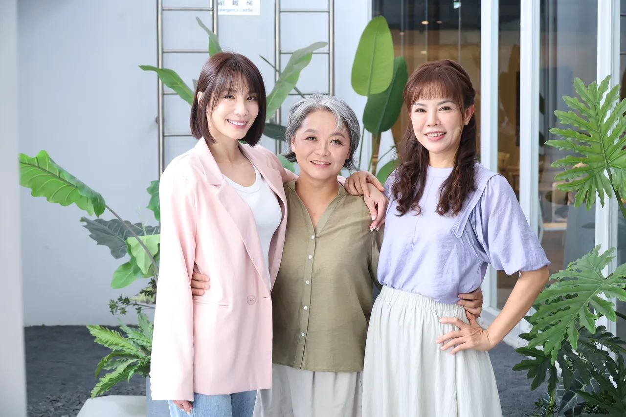 王嫚萱(左起)、吴怡臻、洪喻荞拍戏拍出好感情。摄影中心摄