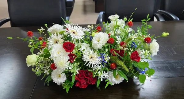 南韩真相和解委员会特别精心订制的台湾国旗主题花艺。翻摄脸书/박선영
