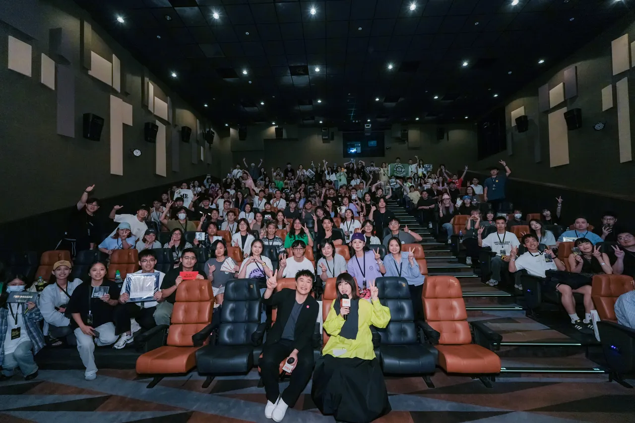陳奕迅舉辦特映會與粉絲合影。環球音樂提供