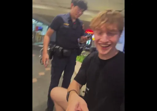 美籍网红「直播中被逮」!曾睡杨梅火车站遭通缉...这回又上铐