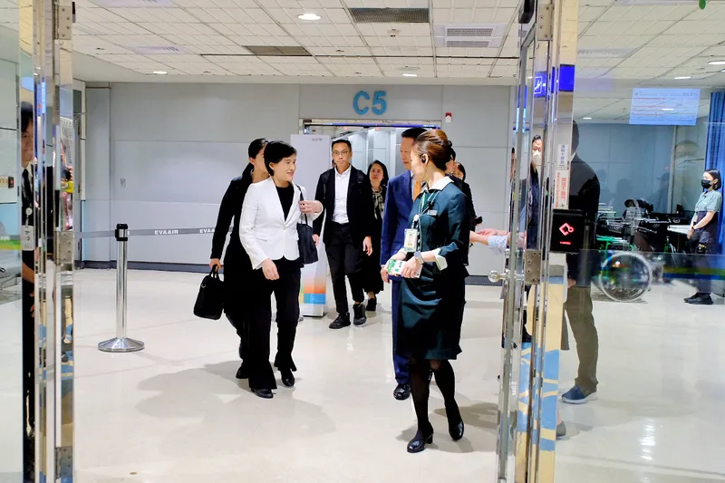 行政院副院长郑丽君与谈判团队近日在华府就美国新对等关税税率进行新一轮实体谈判后,郑丽君3日清晨返台表示,「谈判还要继续进行,我们会继续努力,争取更好的税率」。 中央社