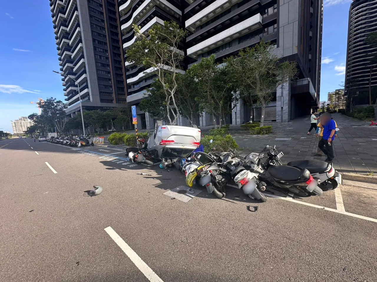 路边10辆机车遭殃,所幸无人伤亡。翻摄画面