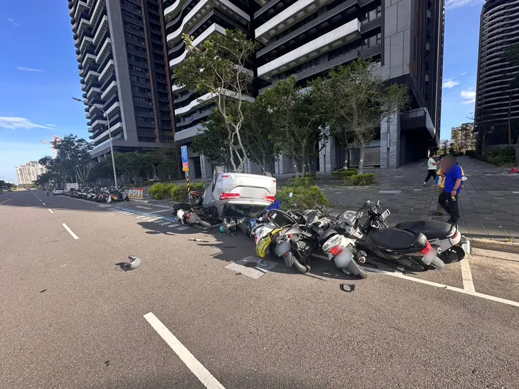 路邊10輛機車遭殃，所幸無人傷亡。翻攝畫面