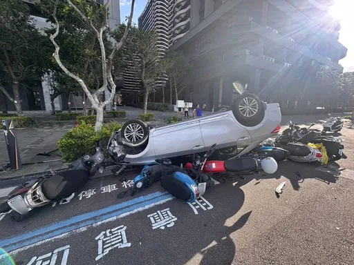 特技演員都輸你!淡海轎車撞10輛機車「飛躍翻覆」 路人直呼太扯