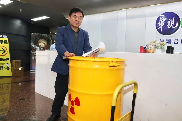 民進黨立委莊瑞雄擔任核三公投反方代表人，並拖著黃色的「核廢料貯存桶」道具進場。莊宗達攝