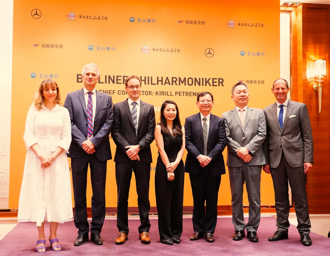 記者會上台灣賓士財務長柯萊銘Michael Cremer (左3) 代表出席。業者提供