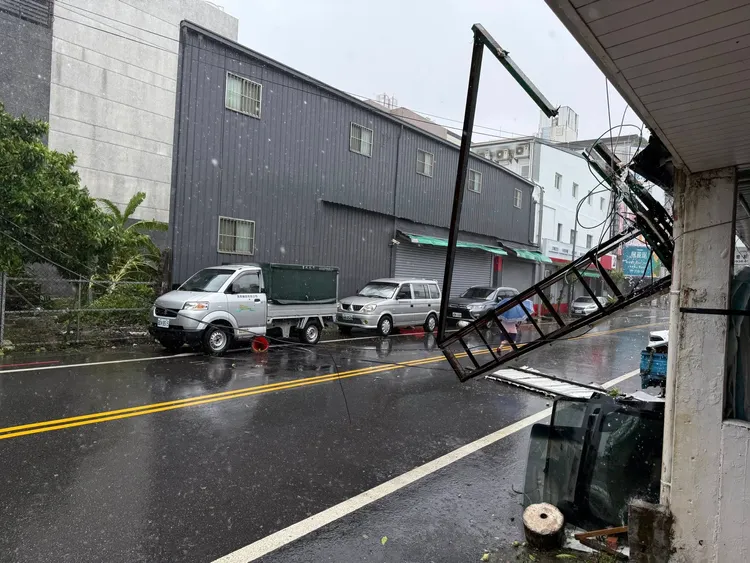 台東街道鐵架散落。翻攝自台東大小事社團