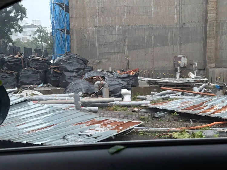 台東街道鐵皮被吹翻。翻攝自台東大小事社團