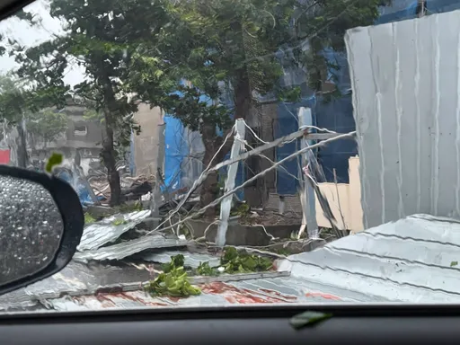 17級陣風橫掃!鐵皮雨遮噴落一地 台東街道滿目瘡痍