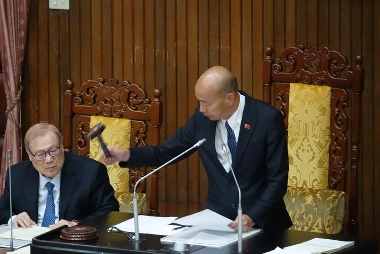 立法院院會討論114年度中央政府總預算追加預算案 立法院長韓國瑜敲槌、秘書長周萬來。莊宗達攝