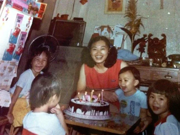 江舟航(右2)甜點啟蒙老師二姑(中)。江舟航提供