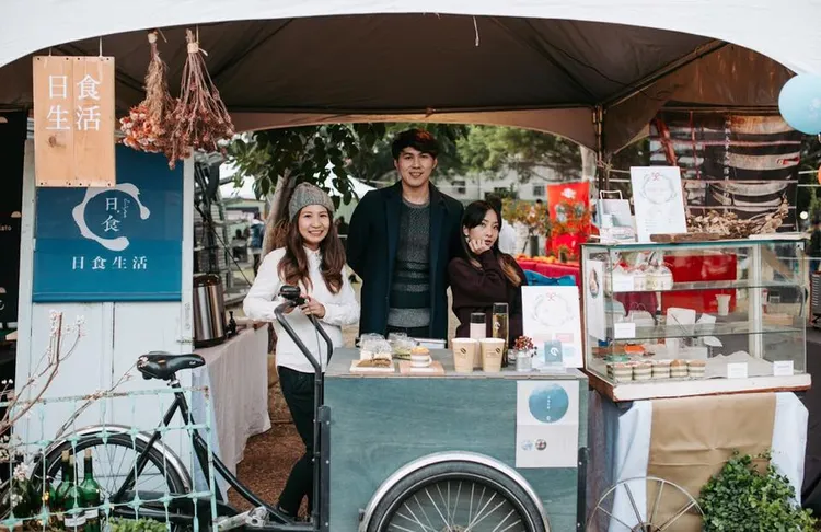 江舟航騎著「傑米號」參與市集擺攤。江舟航提供