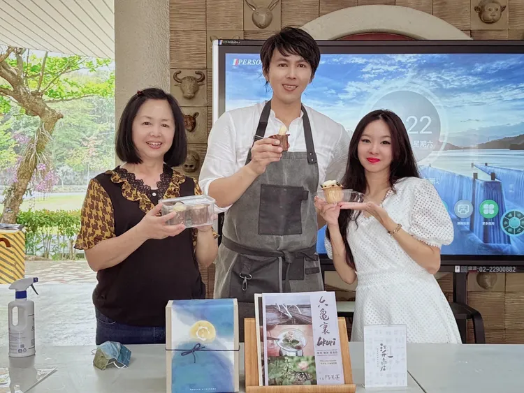 江舟航幫六龜區公所設計農民曆，每月介紹一個里的特殊食材、人物故事，最後還集結成菜色。江舟航提供