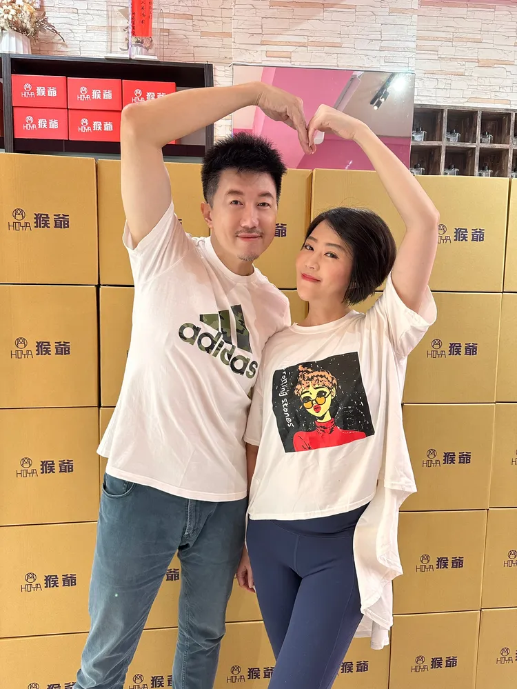 吳皓昇和文汶捐100箱防疫包與保養品物資給醫護人員。民視提供