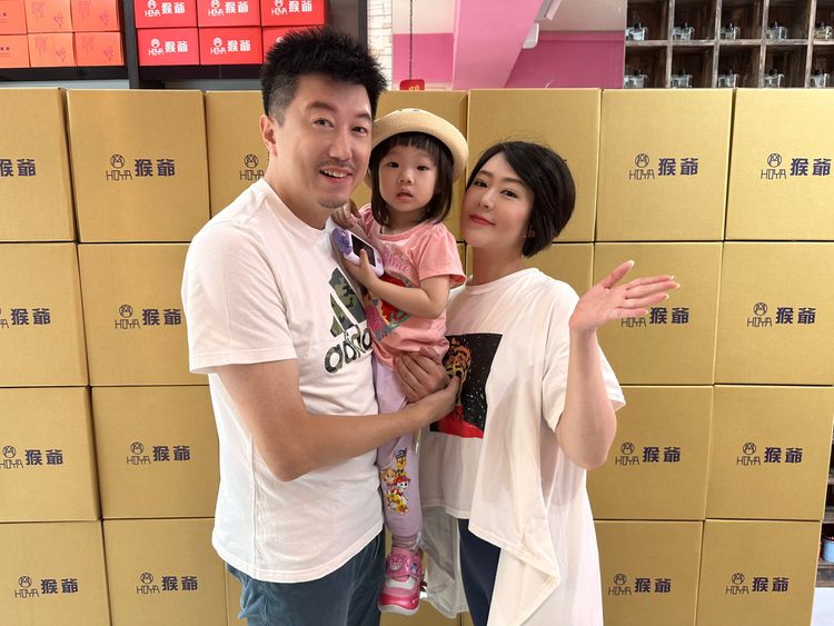 文汶經營品牌月燒20萬　捐100箱防疫包給醫護人員　