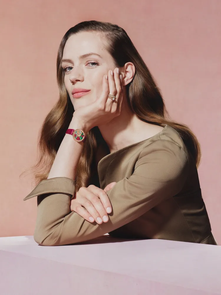 梵克雅寶全新Perlée Extraordinaire Fruits Enchantés系列腕錶樹莓款。品牌提供