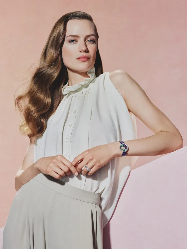 梵克雅寶全新Perlée Extraordinaire Fruits Enchantés系列腕錶藍莓款。品牌提供