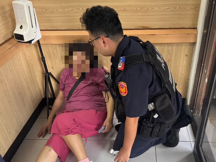 吳婦向值班台員警求助，還沒講完就癱軟在地。民眾提供