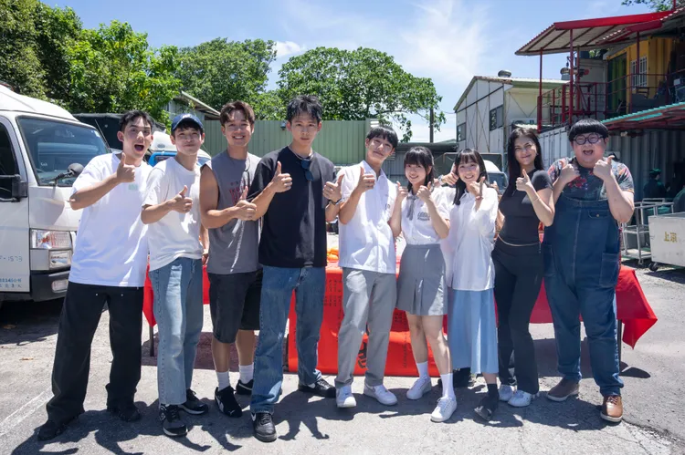 主要演員蔡振廷(左起)、張豐豪、趙崇喆、吳念軒、劉修甫、項婕如、鄭穎、鄭芯恩、陳彥佐今一起參加開鏡儀式。三匠影視提供