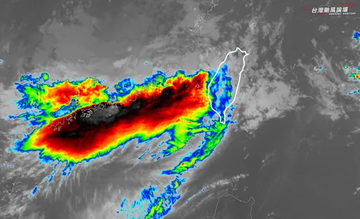 「一条肥厚雷雨带」出现在台海!粉专:天气非常不稳定