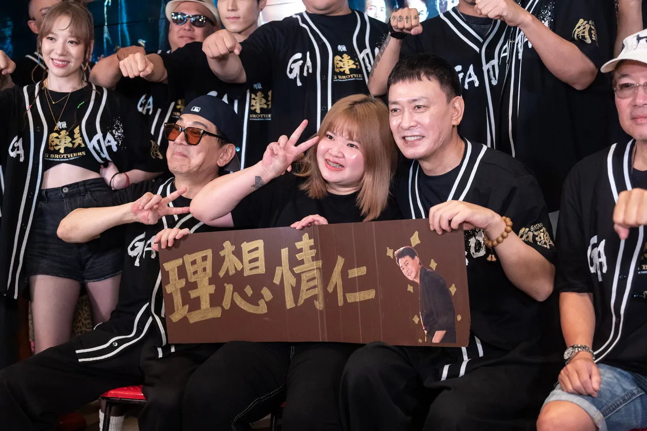 王识贤(右)片中宠妻金句成「理想情仁」。曼尼娱乐提供