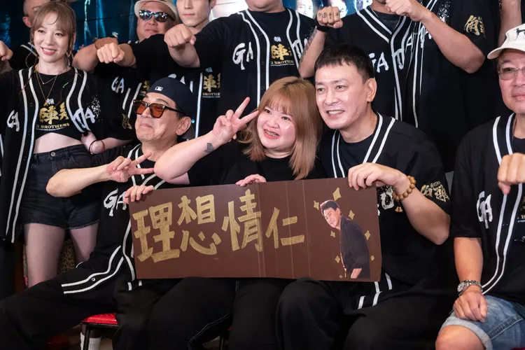 王識賢（右）片中寵妻金句成「理想情仁」。曼尼娛樂提供