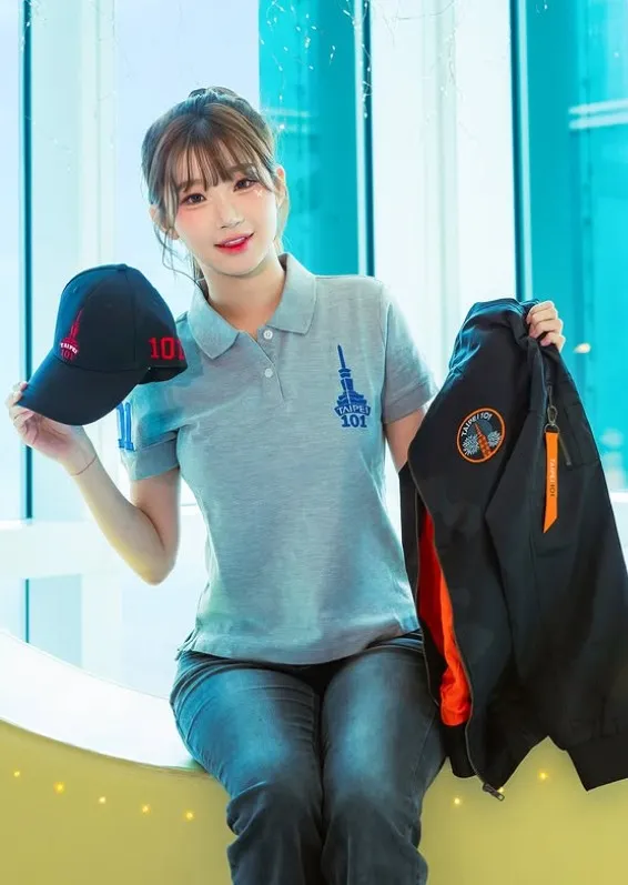 李珠珢幫台北101周邊商品拍宣傳照。翻攝賈永婕IG