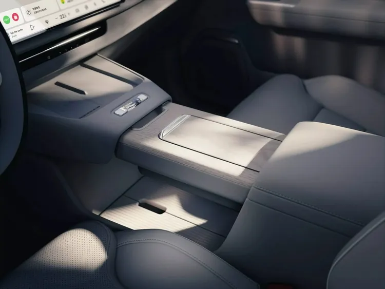 中央扶手採造型橋架設計，富層次感且兼具實用性。原廠照片