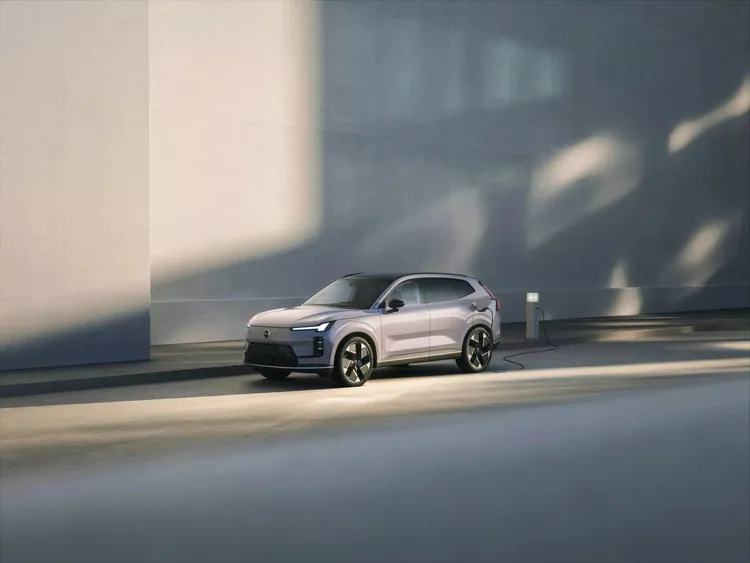 外觀延續Volvo家族式設計語彙，車頭裝配經典「索爾之槌」LED日行燈與Matrix LED頭燈組。原廠照片