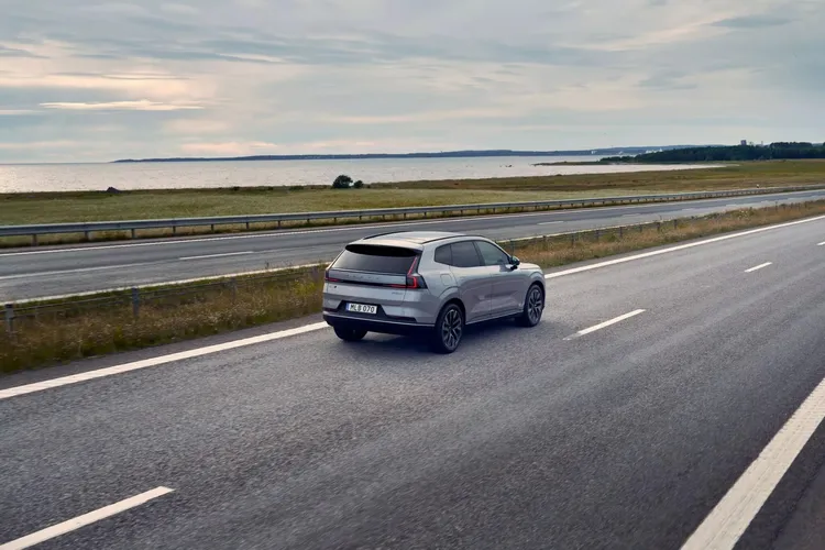 車尾C字型尾燈緊貼後窗融入整體玻璃視覺，使整體造型更具現代感也更具識別性。原廠照片