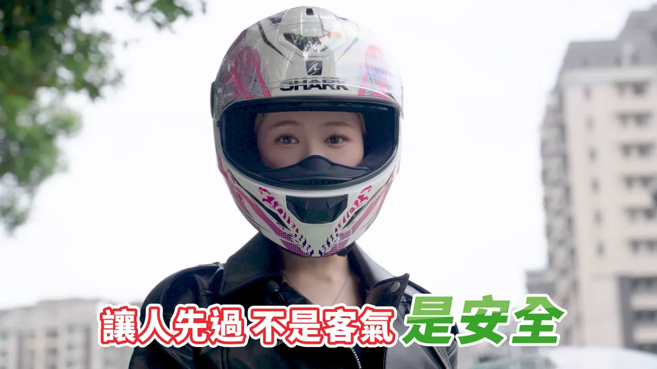 秀秀子戴著全罩式安全帽,首次重機裝扮亮相宣導道安,強調讓人先過不是客氣是「安全」。新聞局提供