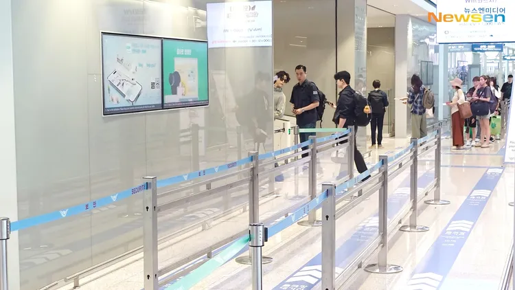 朴寶劍入關前探出頭，再度向媒體揮手道別。翻攝YouTube