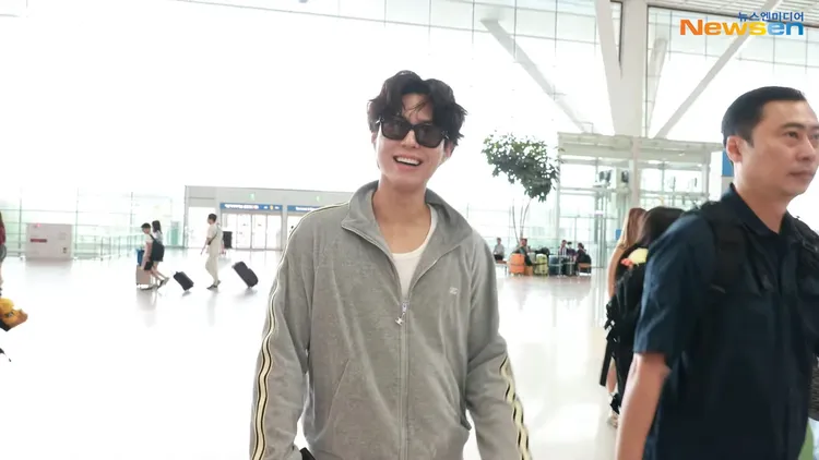 朴寶劍耐心回覆媒體提問，一路上有說有笑。翻攝YouTube