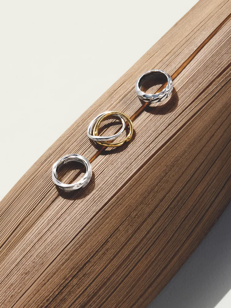 不對稱弧形與雙色交織線條為重點元素。品牌提供