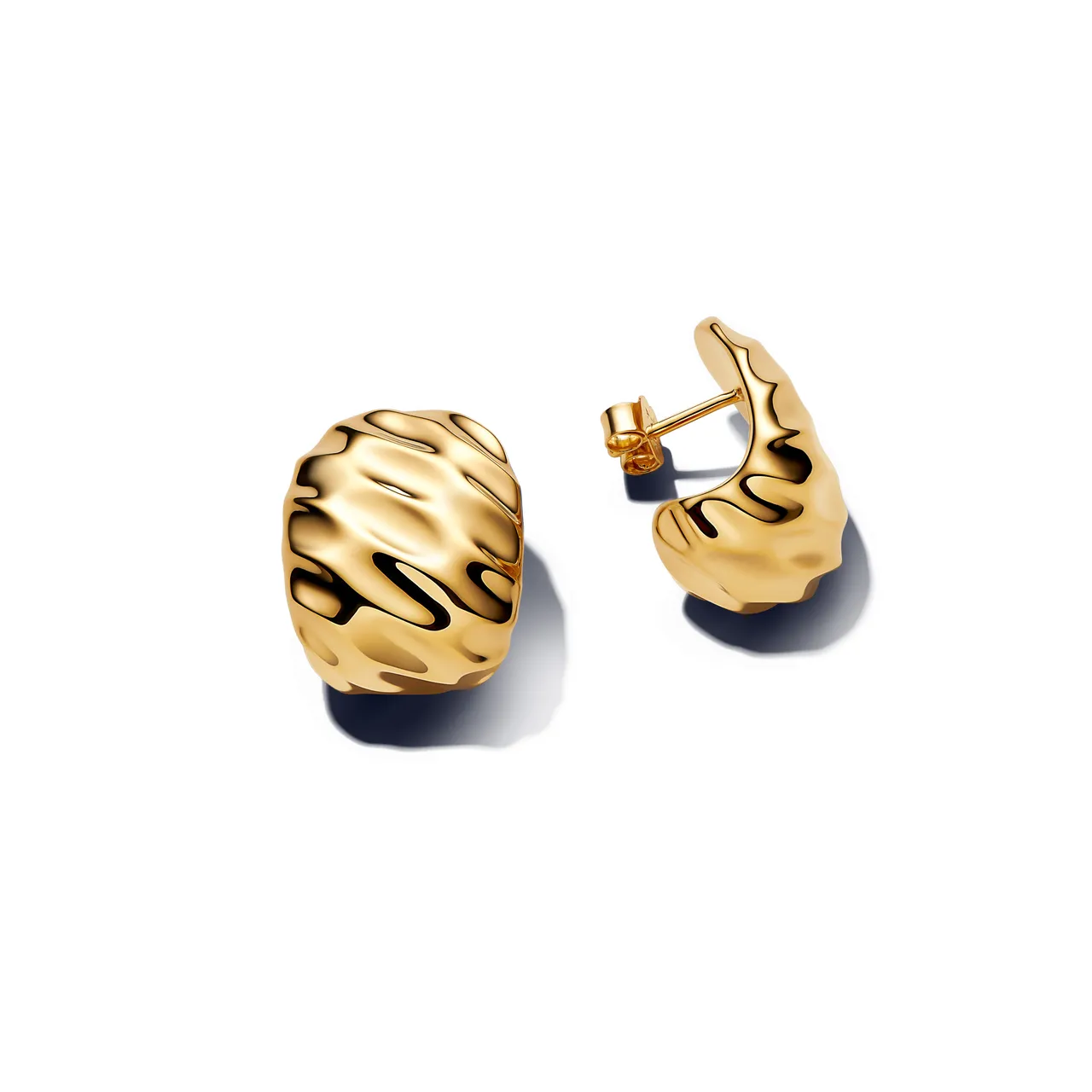PANDORA自然波紋寬版耳環,5580元。品牌提供