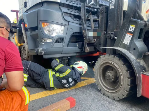 拖板車綠燈起步未注意過馬路的行人 老婦慘遭輾斃於輪下