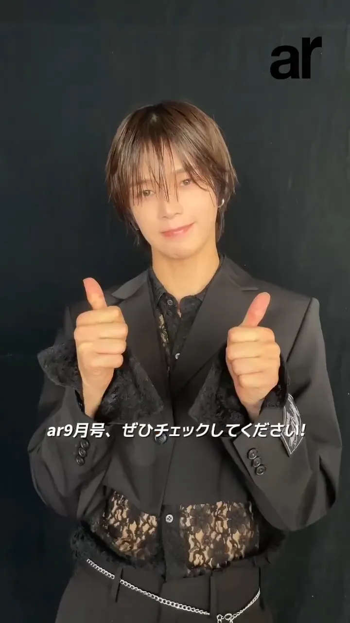 K在雜誌表示王奕翔（NICHOLAS）父母親手準備很多的菜餚請他們吃，笑說王爸爸跟王奕翔根本一模一樣。翻攝ar X