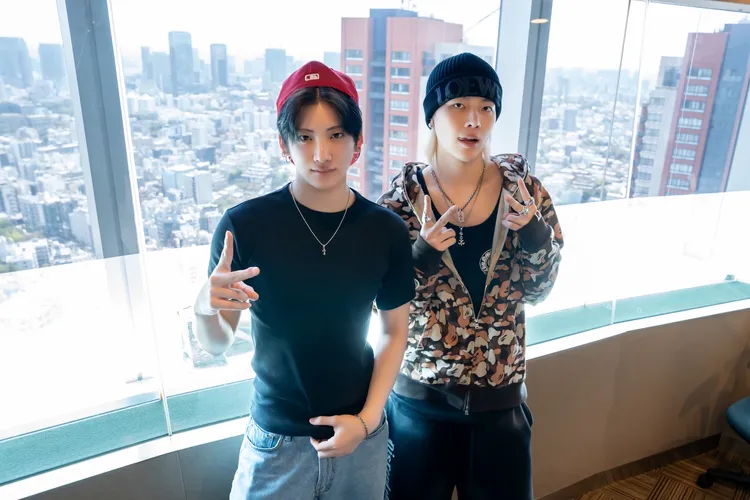 王奕翔（NICHOLAS，右）推薦米苔目給YUMA。翻攝&TEAM X