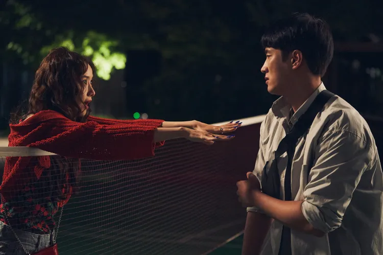 潤娥（左）在《凌晨兩點的惡魔》黑化，做出許多瘋狂舉動，讓安普賢招架不住。車庫娛樂提供